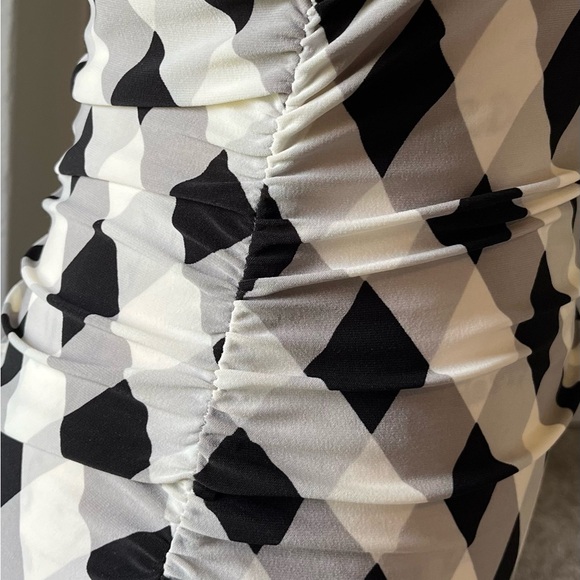 Normakamali black and white dress ruched in back and sides. Sleeveless Size M - Picture 3 of 10